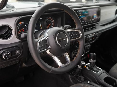 Used 2025 Jeep Wrangler Unlimited Sahara AWD/4WD image 17