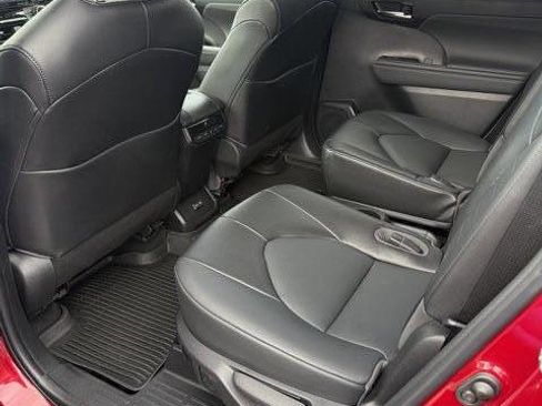Used 2022 Toyota Highlander XLE image 6