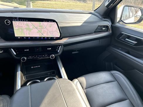 Used 2025 Chevrolet Suburban Z71 image 19