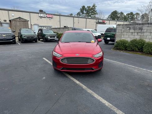 Used 2020 Ford Fusion SE image 3