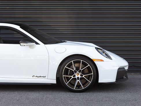 Certified 2025 Porsche 911 Carrera GTS RWD image 9