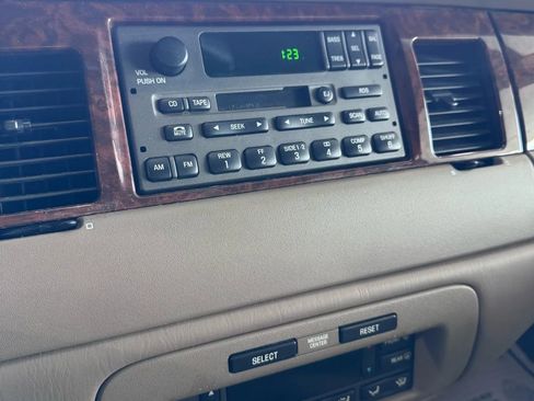 Used 2002 Lincoln Town Car Executive image 30