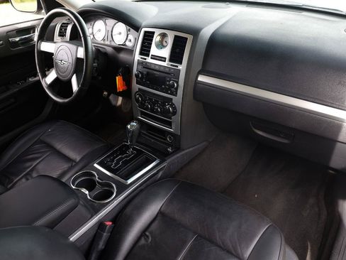 Used 2010 Chrysler 300 Touring RWD image 18