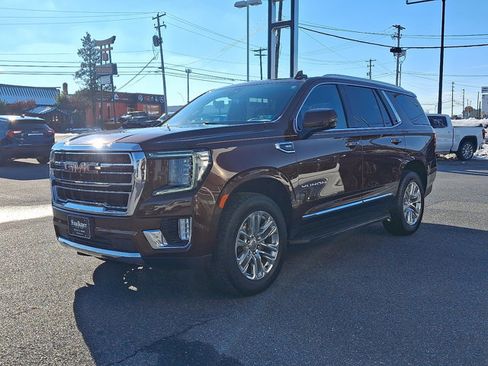 Used 2022 GMC Yukon SLT w/ SLT Luxury Package image 3