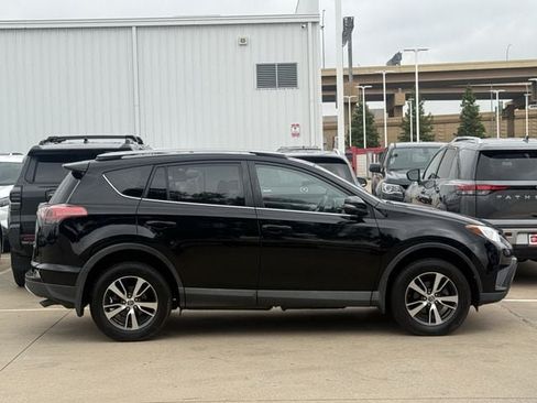 Used 2018 Toyota RAV4 XLE AWD/4WD image 3