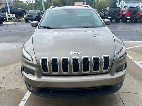 Used 2017 Jeep Cherokee Latitude w/ Safety/Convenience Group AWD/4WD image 2