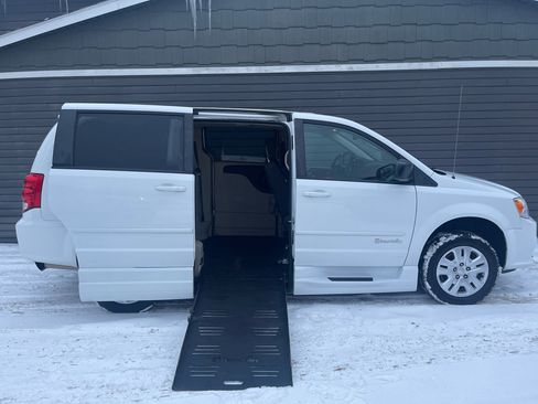 Used 2016 Dodge Grand Caravan SE w/ Quick Order Package 29E SE image 3