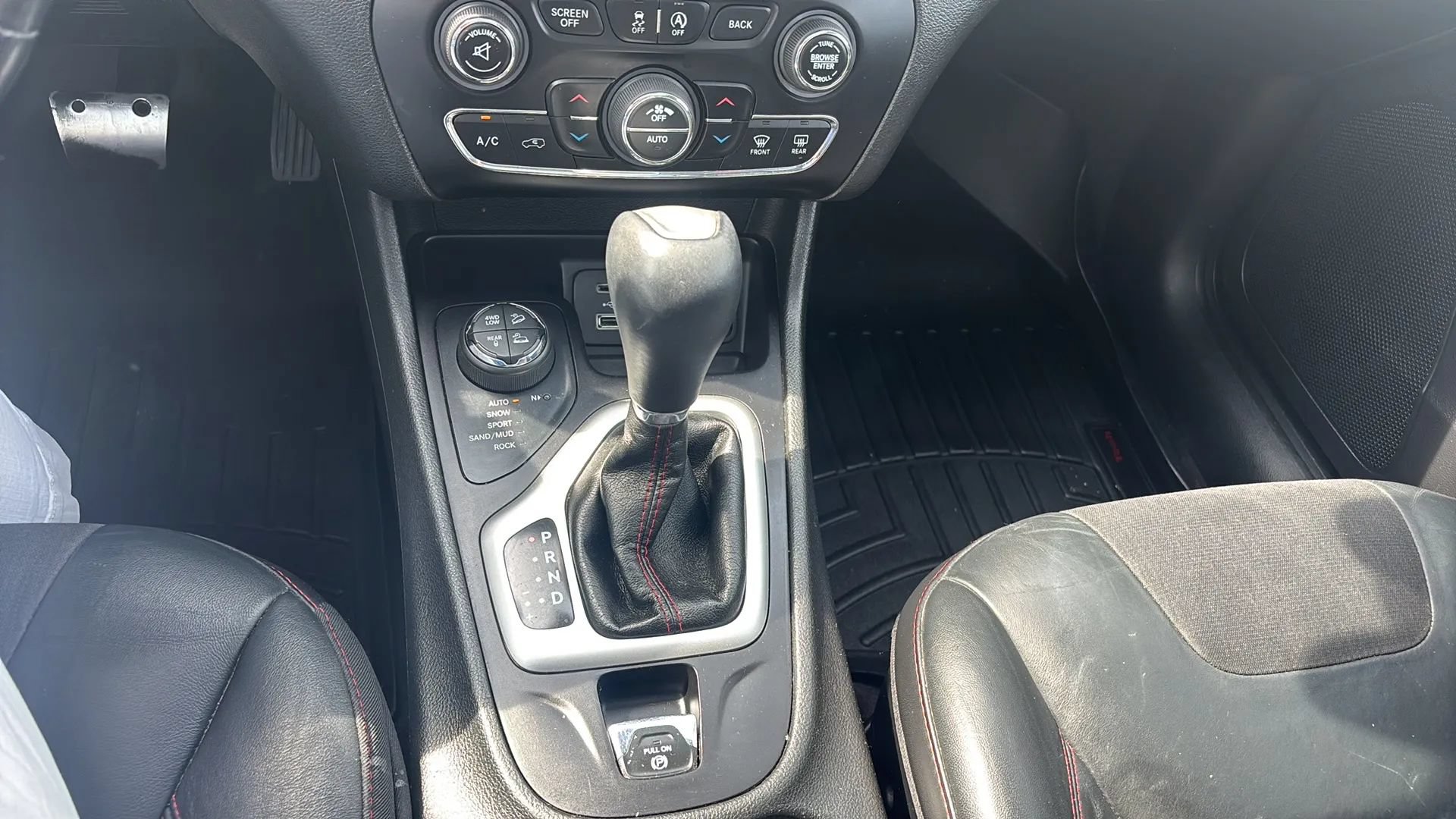 Used 2017 Jeep Cherokee Trailhawk w/ Comfort/Convenience Group AWD/4WD image 33