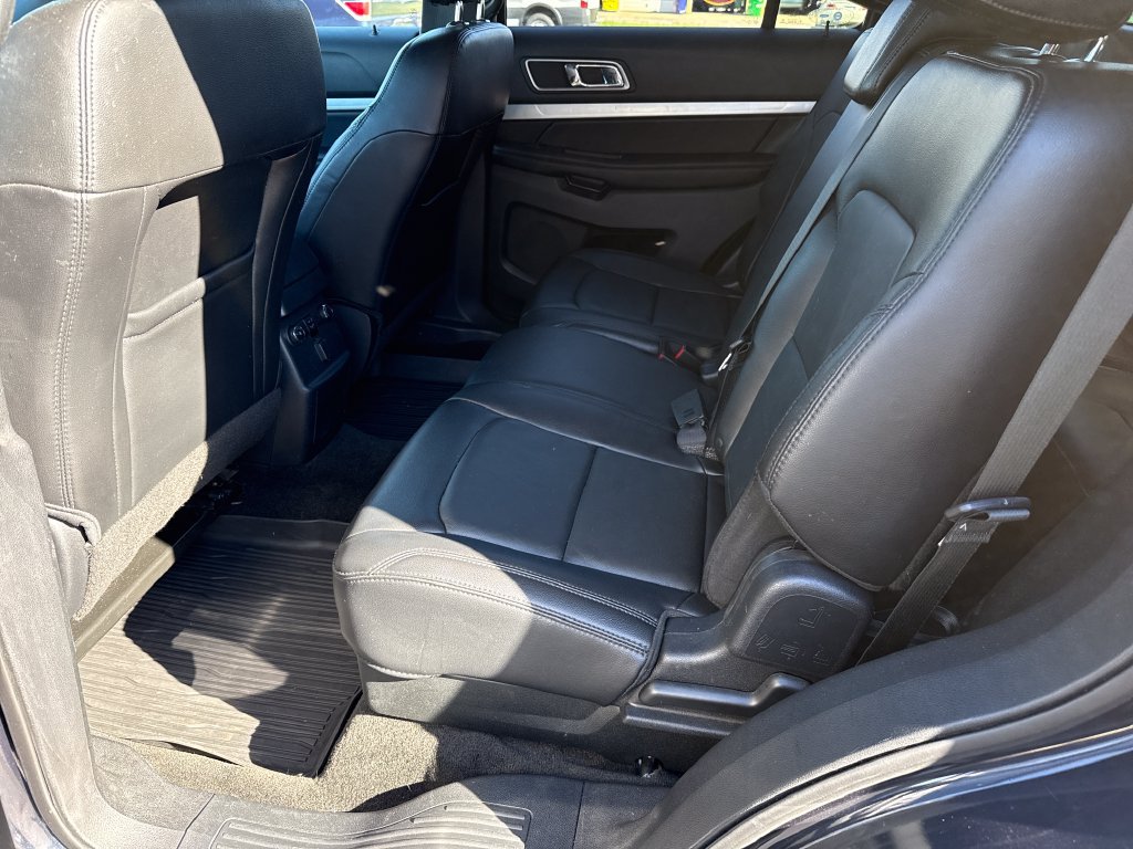 Used 2017 Ford Explorer XLT w/ Equipment Group 202A AWD/4WD image 17