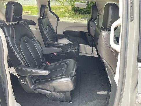 Used 2023 Chrysler Pacifica Touring-L FWD image 14