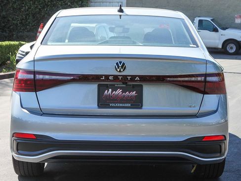 Used 2025 Volkswagen Jetta SE w/ Black Wheel Package image 7