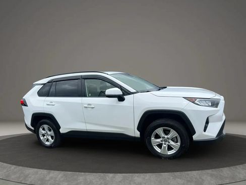 Used 2019 Toyota RAV4 XLE AWD/4WD image 4
