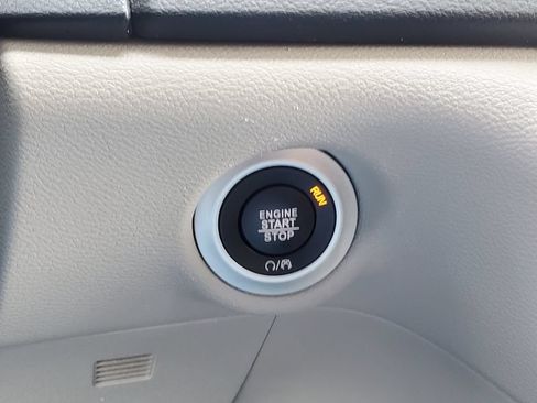 Used 2024 Chrysler Pacifica Touring-L FWD image 13