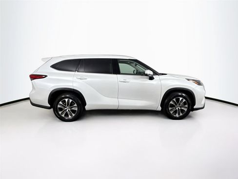 Certified 2022 Toyota Highlander XLE image 5