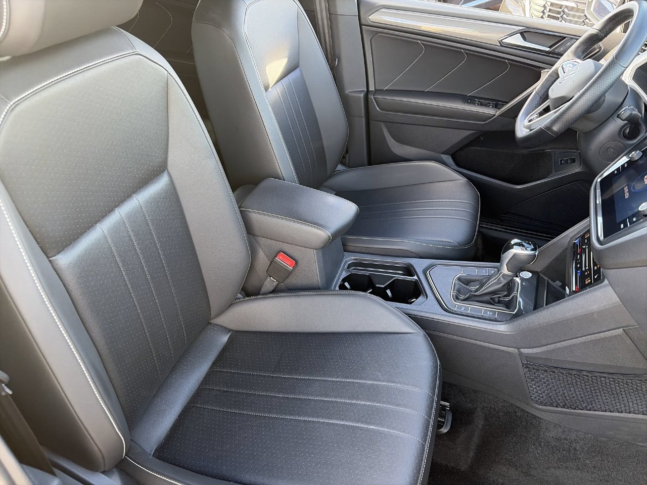 Used 2024 Volkswagen Tiguan SE R-Line FWD image 10