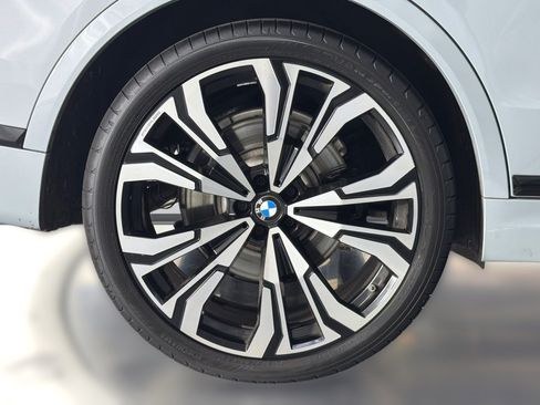 Used 2024 BMW X7 xDrive40i w/ M Sport Package AWD/4WD image 13