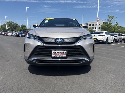 Used 2024 Toyota Venza XLE AWD/4WD image 3