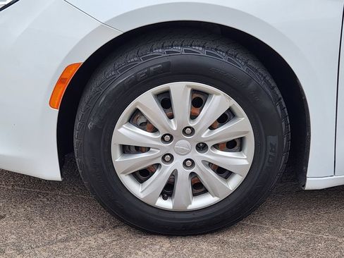 Used 2020 Chrysler Voyager L FWD image 10