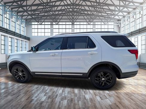 Used 2018 Ford Explorer XLT AWD/4WD image 7