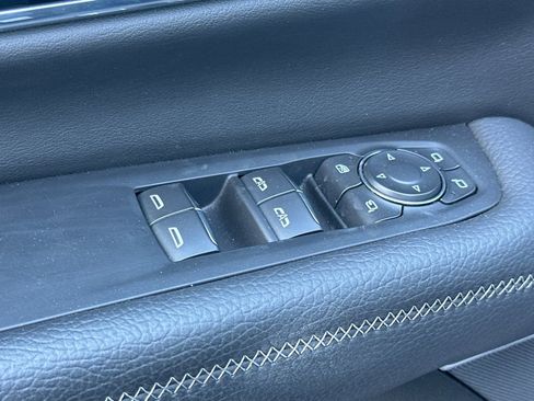 Used 2025 GMC Yukon XL Denali AWD/4WD image 12