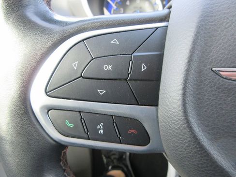 Used 2020 Chrysler Pacifica Touring-L image 25