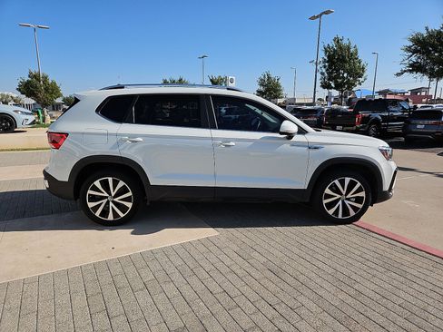 Used 2023 Volkswagen Taos SE w/ Panoramic Sunroof Package FWD image 9
