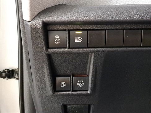 Used 2025 Toyota Sienna XLE image 23