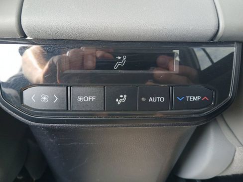 Used 2021 Toyota Highlander XLE FWD image 27