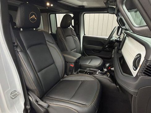 Used 2025 Jeep Wrangler Unlimited Sahara AWD/4WD image 40