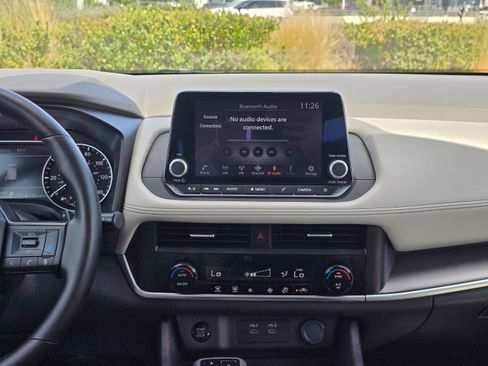 Used 2025 Nissan Rogue SV FWD image 25