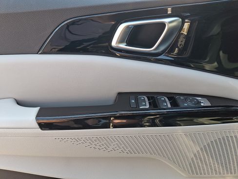 Certified 2022 Kia Carnival EX FWD image 11