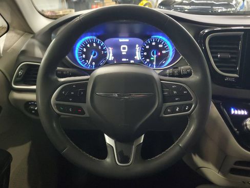 Used 2024 Chrysler Pacifica Touring-L FWD image 23