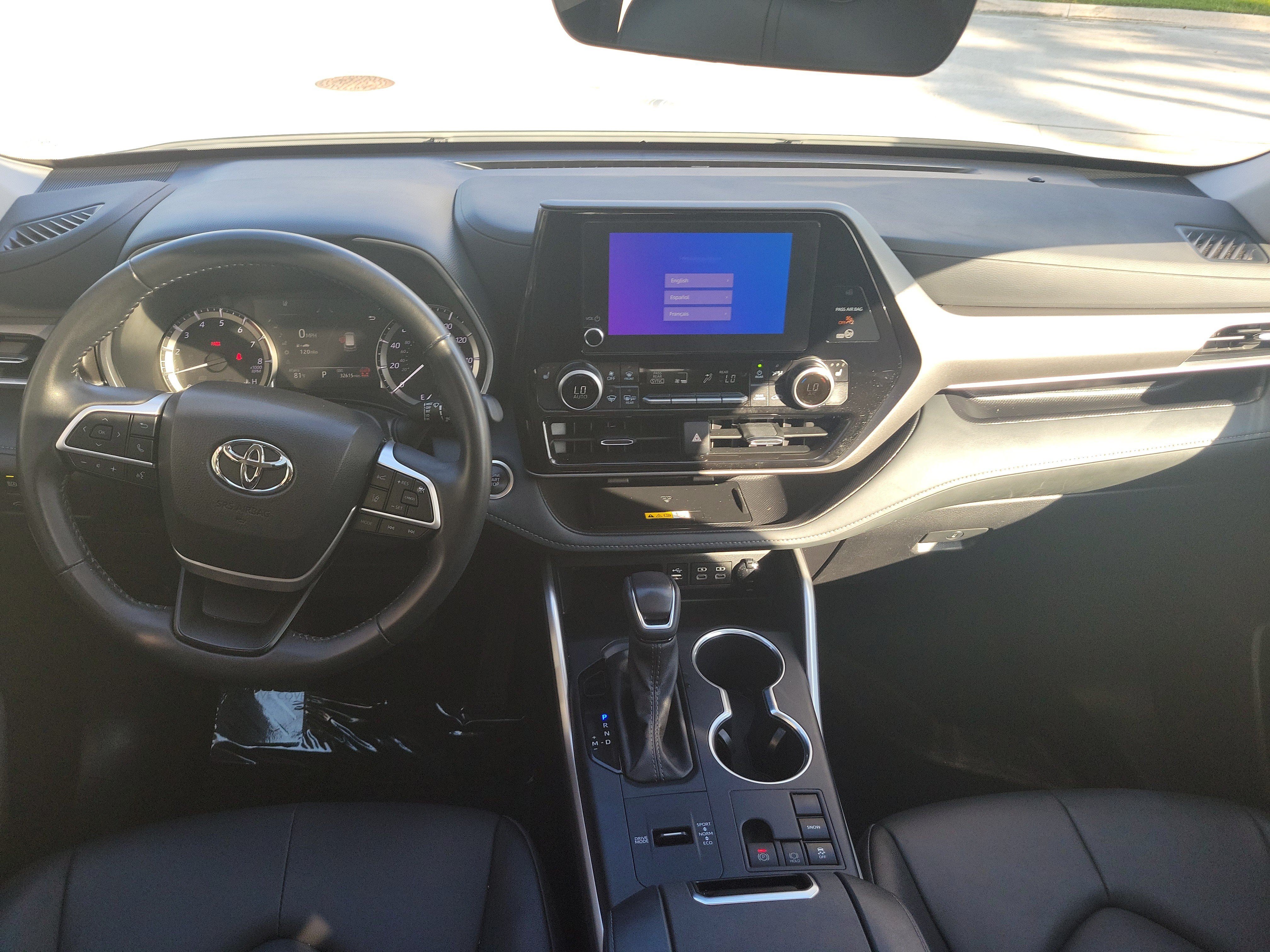 Used 2025 Toyota Highlander XLE FWD image 19