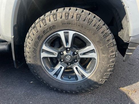 Used 2018 Toyota Tacoma TRD Sport image 11