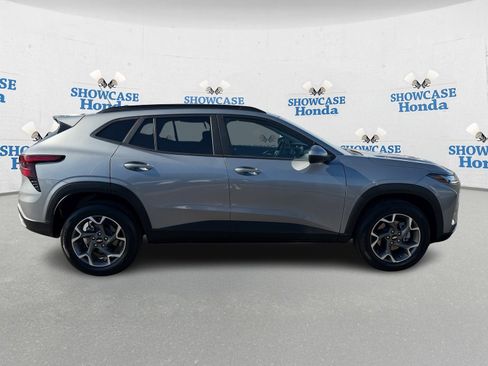 Used 2025 Chevrolet Trax LT w/ LT Convenience Package image 9