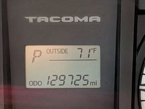 Used 2017 Toyota Tacoma SR image 10