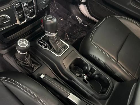 Used 2022 Jeep Wrangler Unlimited Sahara AWD/4WD image 20