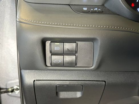 Used 2022 Toyota Highlander LE AWD/4WD image 18