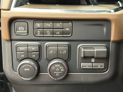 Used 2026 Chevrolet Suburban High Country w/ Sun And Tow Package image 28