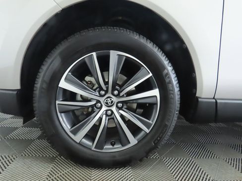 Used 2021 Toyota Venza LE image 30