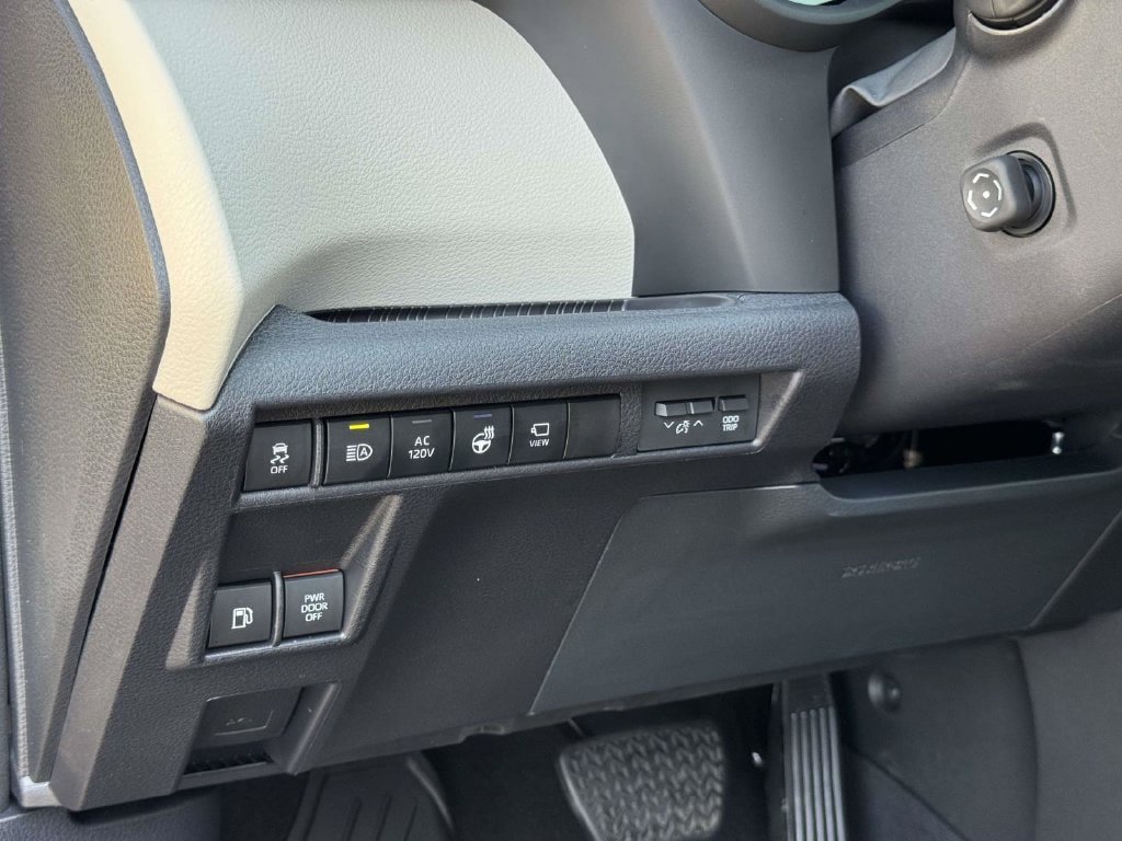Used 2025 Toyota Sienna Platinum AWD/4WD image 8