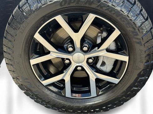 Used 2024 Jeep Grand Cherokee Limited w/ Luxury Tech Group II AWD/4WD image 9