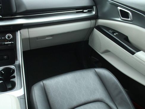 Used 2024 Kia Carnival LX image 16