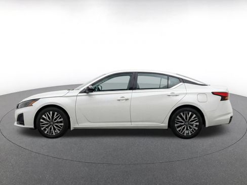 Used 2025 Nissan Altima 2.5 SV FWD image 4