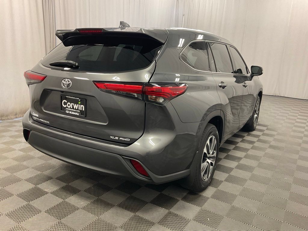 Used 2021 Toyota Highlander XLE AWD/4WD image 5