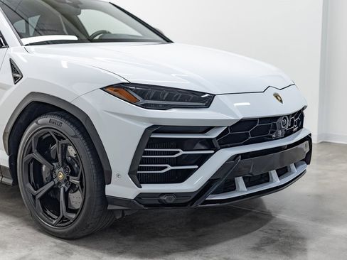 Used 2021 Lamborghini Urus image 2