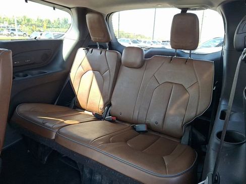 Used 2019 Chrysler Pacifica Limited w/ Tire & Wheel Group FWD image 11