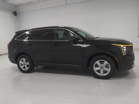 Used 2024 Kia Sorento LX FWD image 11