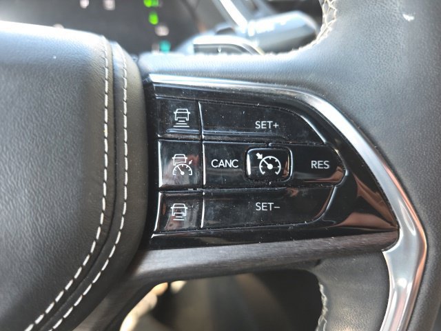 Used 2023 Jeep Grand Cherokee Overland w/ Luxury Tech Group IV AWD/4WD image 19