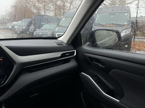 Used 2024 Toyota Highlander Limited image 23